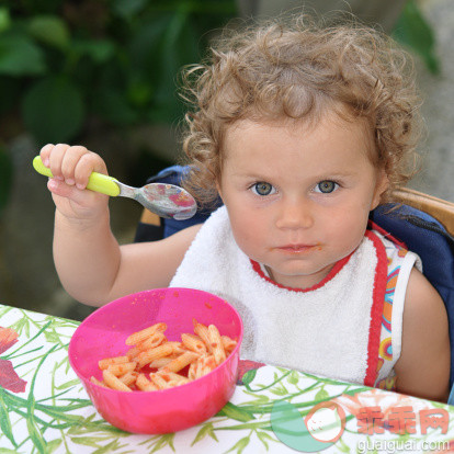 人,食品,户外,汤匙,碗_494129507_Girl eating pasta_创意图片_Getty Images China