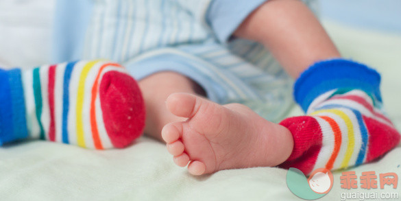 人,婴儿服装,室内,腰部以下,四肢_488090307_Baby's foot_创意图片_Getty Images China