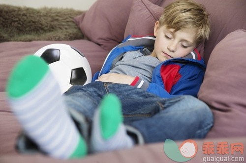 金色头发,写实,休闲装,白人,衣服_gic14833632_Portrait of blond boy (6-7) sleeping on sofa next to soccer ball_创意图片_Getty Images China