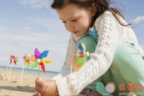 白人,海岸线,蹲,户外,人_gic14836009_Girl (4-5) playing with pinwheel on beach_创意图片_Getty Images China