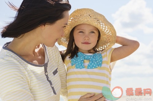 30岁到34岁,白人,海岸线,女儿,家庭_gic14836072_Mother with daughter (4-5) on beach_创意图片_Getty Images China