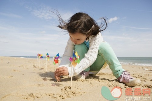 海滩,白人,海岸线,户外,人_gic14864275_Girl (4-5) playing with pinwheel on beach_创意图片_Getty Images China