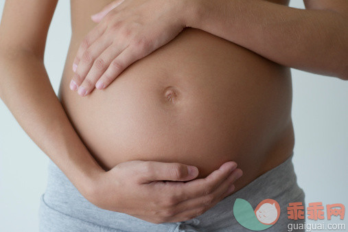 人,室内,中间部分,25岁到29岁,手_137081526_Pregnant woman holding her belly, cropped_创意图片_Getty Images China