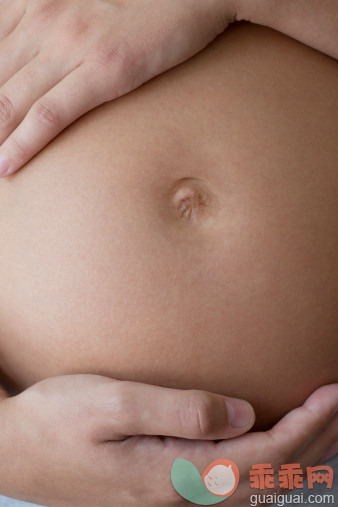 人,室内,中间部分,25岁到29岁,手_137081761_Pregnant woman touching her belly, cropped_创意图片_Getty Images China