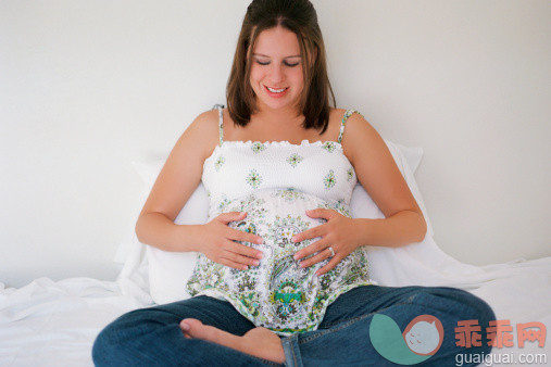 人,休闲装,床,室内,25岁到29岁_84951066_Pregnant young woman touching her abdomen on the bed, Zacatecas, Mexico_创意图片_Getty Images China