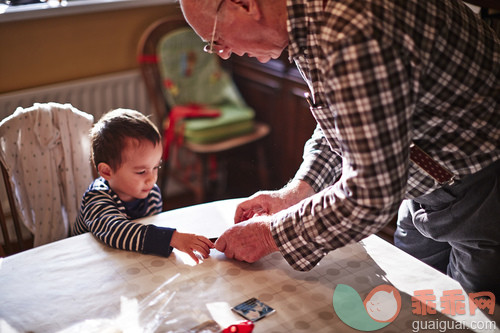 人,休闲装,住宅内部,玩具,生活方式_gic17829736_Grandfather and Grandson playing with toy_创意图片_Getty Images China