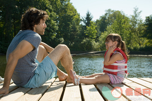 人,度假,户外,25岁到29岁,棕色头发_108348767_Father and daughter on jetty in lake_创意图片_Getty Images China