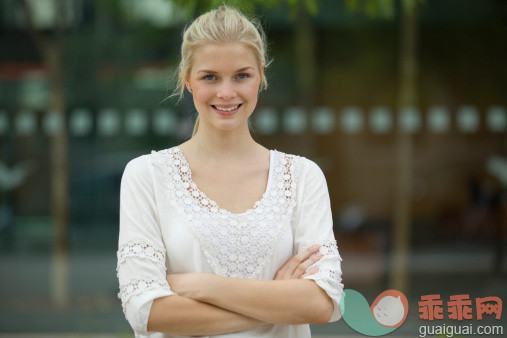 人,休闲装,户外,20到24岁,金色头发_155786078_Germany, North Rhine Westphalia, Cologne, Young woman smiling, portrait_创意图片_Getty Images China