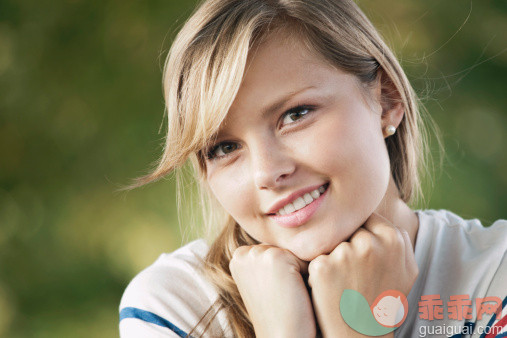 人,休闲装,户外,金色头发,白人_145105485_Germany, Cologne, Young woman smiling, portrait_创意图片_Getty Images China