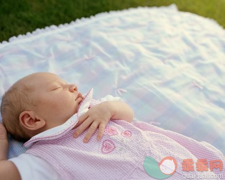 摄影,肖像,户外,人,躺_AA043469_Baby girl (1-3 months) sleeping, elevated view, close-up_创意图片_Getty Images China