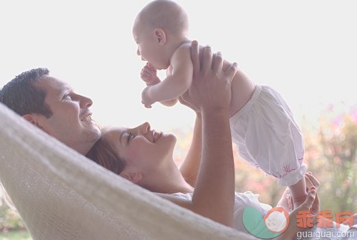 摄影,户外,父母,母亲,面部表情_10195423_Parents holding baby girl (3-6 months), lying in hammock, profile_创意图片_Getty Images China