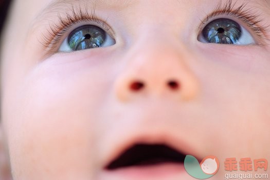 摄影,看,室内,人,人的头部_10195460_Baby boy (3-6 months) looking upwards, close-up_创意图片_Getty Images China