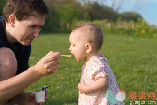 公园,绿色,人,休闲装,食品_157194140_Eating outdoors_创意图片_Getty Images China