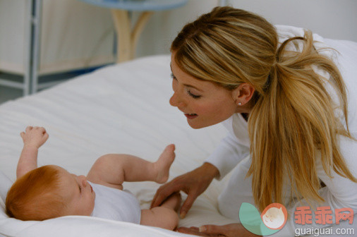 人,床,室内,30岁到34岁,棕色头发_78481502_Mother and baby_创意图片_Getty Images China