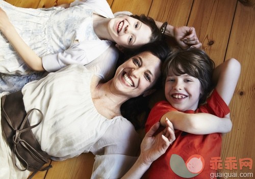 35岁到39岁,40到44岁,兄弟,休闲装,白人_gic14797122_Portrait of mother with daughter (10-12) and son (8-9) lying on floor_创意图片_Getty Images China