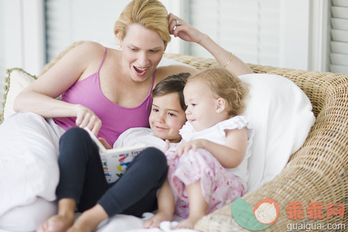 12到23个月,30岁到34岁,35岁到39岁,书,白人_gic14876552_Mother Reading Book with Young Children_创意图片_Getty Images China