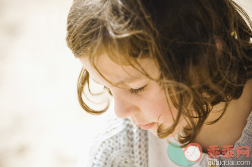 人,户外,棕色头发,白人,白昼_gic18510096_Girl looking down in thought_创意图片_Getty Images China