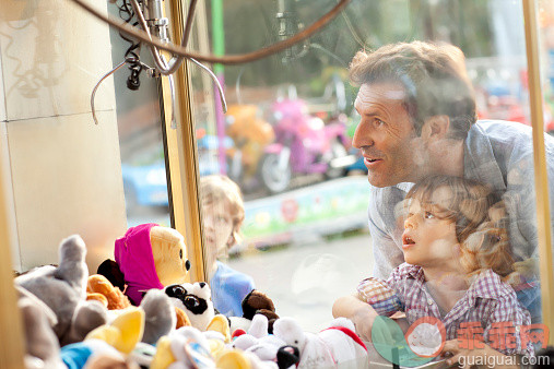 人,休闲装,玩具,户外,40到44岁_532200607_Father and son at the carnival_创意图片_Getty Images China