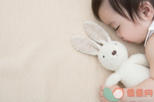 人,休闲装,室内,触摸,睡觉_78014939_A baby sleeping with a stuffed animal_创意图片_Getty Images China