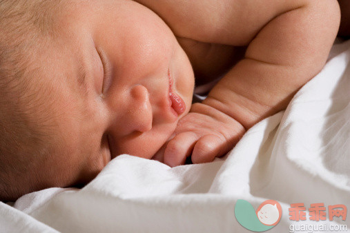 人,床,2到5个月,室内,裸体_80292653_Close-up of a newborn baby lying on bed_创意图片_Getty Images China