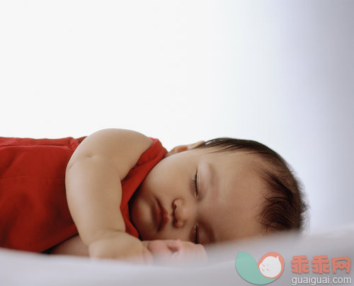 亚洲人,黑发,连衣裙,躺,红色_gic5433898_Baby girl,3 to 6 months._创意图片_Getty Images China