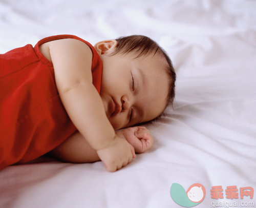 亚洲人,黑发,连衣裙,躺,红色_gic5416553_Baby girl,3 to 6 months._创意图片_Getty Images China