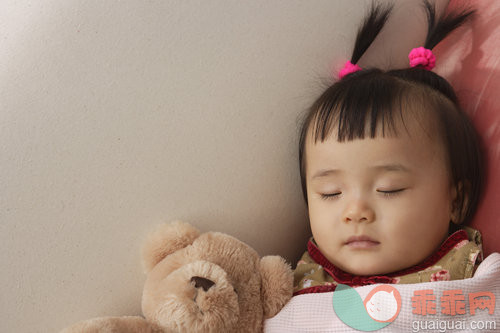 亚洲人,黑发,可爱的,家庭生活,闭着眼睛_gic5439936_baby girl sleeping with teddy bear under blanket_创意图片_Getty Images China