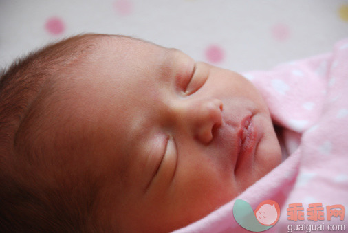 人,室内,白人,躺,睡觉_118197734_Newborn baby girl in polka dots_创意图片_Getty Images China