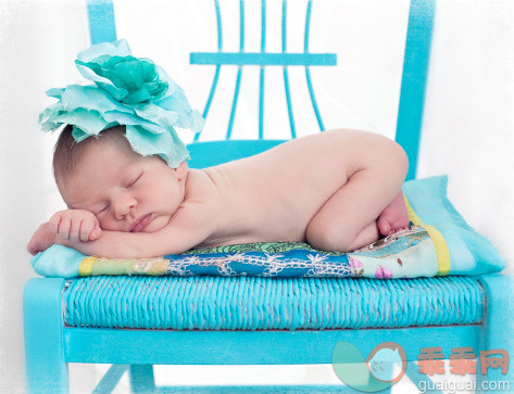 人,椅子,影棚拍摄,裸体,睡觉_117701917_Baby girl sleeping on chair with flower_创意图片_Getty Images China