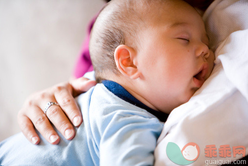 人,2到5个月,室内,25岁到29岁,爱的_113863369_Close-up view of an infant boy falling asleep while being held by his mother_创意图片_Getty Images China