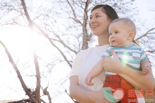 后院,面部表情,拿着,镜头眩光,光_gic14873070_Mom and baby outdoors_创意图片_Getty Images China