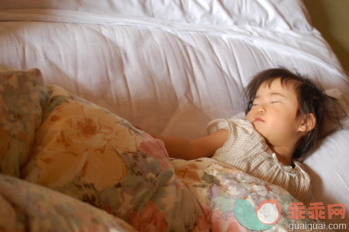 人,休闲装,床,室内,黑发_129115104_Sleeping Girl_创意图片_Getty Images China