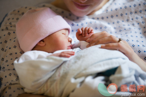 人,婴儿服装,帽子,生活方式,室内_119704721_USA, Utah, Salt Lake City, Portrait of newborn girl (0-1months) with mother_创意图片_Getty Images China