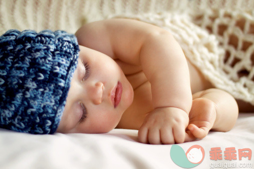 人,室内,白人,睡觉,白昼_127849739_Baby in knit hat sleeping peacefully_创意图片_Getty Images China
