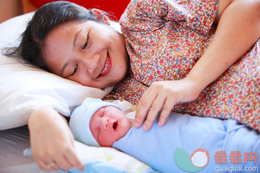 人,床,25岁到29岁,人的脸部,快乐_157592095_happy woman looking at her bewborn baby_创意图片_Getty Images China