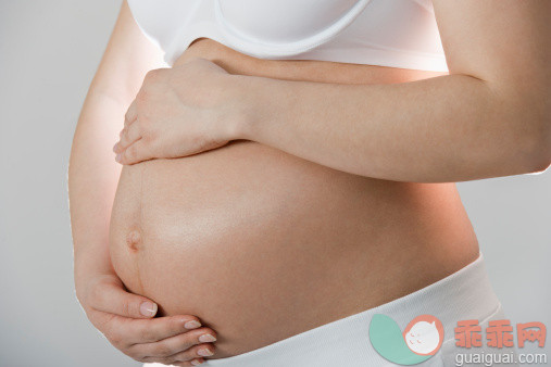 白色,人,半装,人生大事,生活方式_160689476_Young pregnant woman holding belly, close up_创意图片_Getty Images China