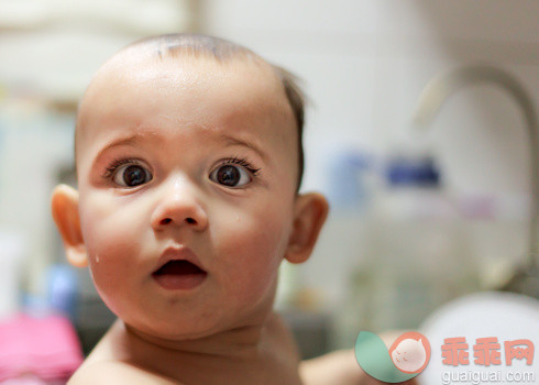 人,室内,凝视,0到11个月,肖像_135187828_Portrait of surprised  kid_创意图片_Getty Images China