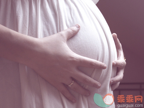 人,休闲装,室内,中间部分,25岁到29岁_162326138_Pregnancy- Babybump- Babybauch_创意图片_Getty Images China