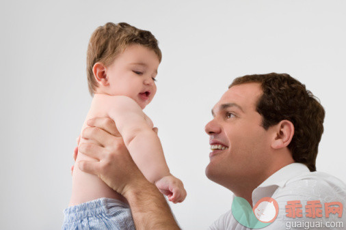 人,衣服,半装,快乐,深情的_82958474_Close-up of a young man playing with his son_创意图片_Getty Images China