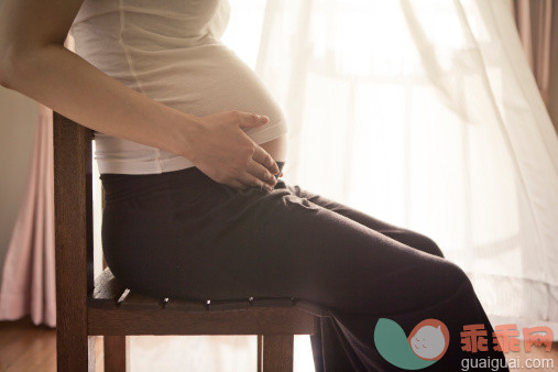 人,椅子,户外,室内,中间部分_137509042_Maternity portrait_创意图片_Getty Images China