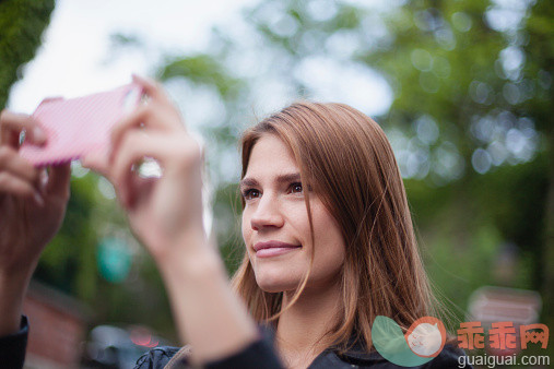 人,休闲装,城市,沟通,电话机_518343879_France, Paris, portrait of smiling young photographing with her smartphone_创意图片_Getty Images China