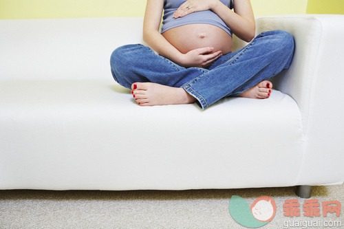 横越,人,沙发,生活方式,室内_gic17073637_Pregnant Woman Holding Stomach on Sofa_创意图片_Getty Images China