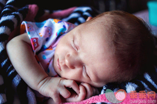 人,婴儿服装,床,室内,住宅房间_488107875_Baby Girl Sleeping_创意图片_Getty Images China