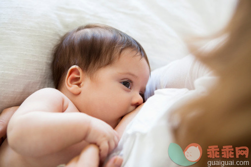 人,生活方式,室内,35岁到39岁,爱的_478167511_Mother breast-feeding baby girl_创意图片_Getty Images China