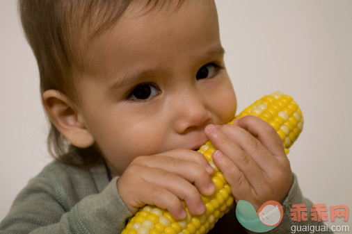 人,衣服,食品,影棚拍摄,室内_85824084_Baby boy eating corn, close-up_创意图片_Getty Images China