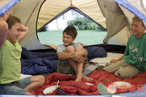 斜靠,饮食,容器,人,食品_gic16383453_Three children (8-10) sitting inside tent on garden lawn, girl making 鈥榟orn鈥?sign, smiling_创意图片_Getty Images China