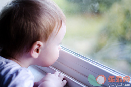 人,婴儿服装,12到17个月,室内,棕色头发_493878045_Toddler Looking Out Window_创意图片_Getty Images China