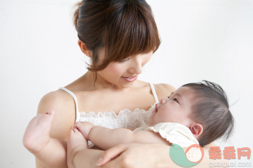 人,休闲装,影棚拍摄,室内,25岁到29岁_488609195_Mother looking at baby_创意图片_Getty Images China