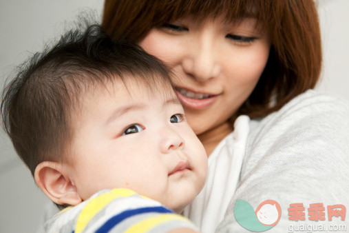 人,休闲装,影棚拍摄,室内,25岁到29岁_488609363_Close up of mother and baby boy_创意图片_Getty Images China