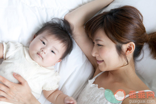 人,休闲装,床,室内,25岁到29岁_488609245_Mother and baby boy, rear view_创意图片_Getty Images China